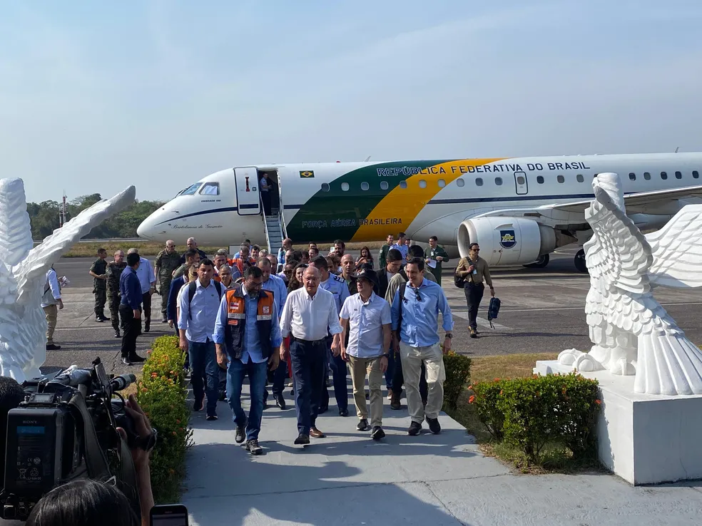 Seca no Amazonas Transforma o Encontro das Águas