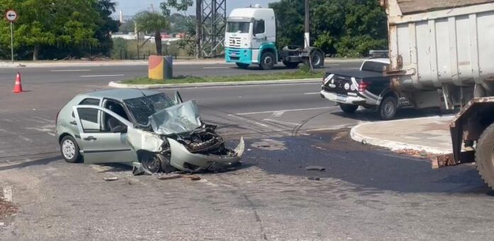 Acidente em Manaus: Jovens Feridos em Colisão com Caçamba