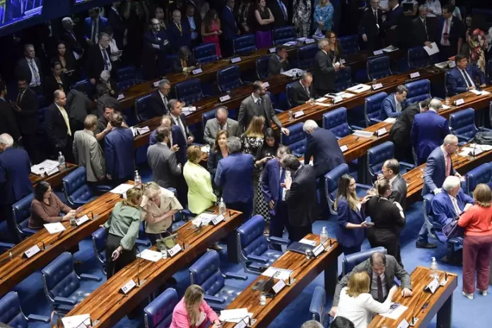 Senado Debate PEC que Limita Poder do STF