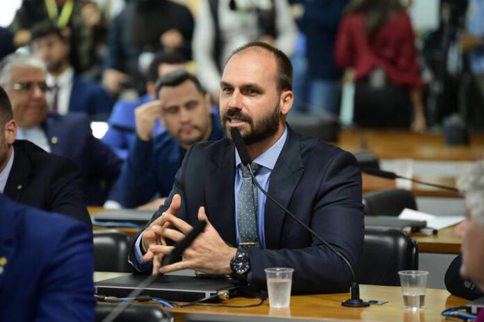 Eduardo Bolsonaro: Cortina de Fumaça ou Acusação Grave?