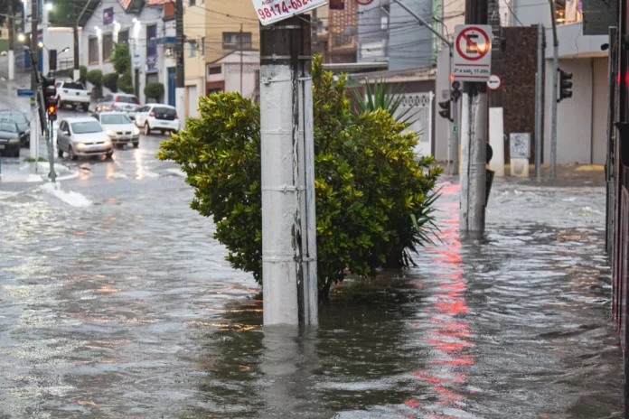 São Paulo: Caos com Chuva Intensa e Alagamentos