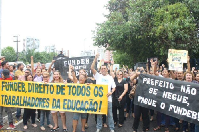 Professores Exigem Pagamento do Fundeb