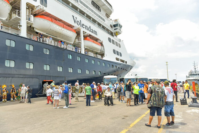 MS Zuiderdam: Turistas Globais Desbravam Manaus