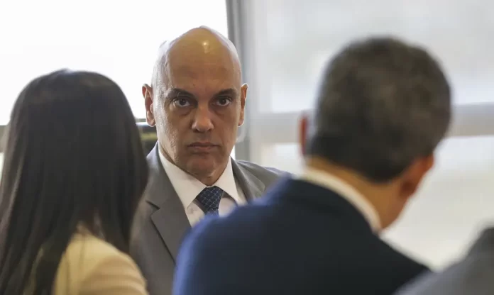 Bolsonaro solicita afastamento de Moraes do STF