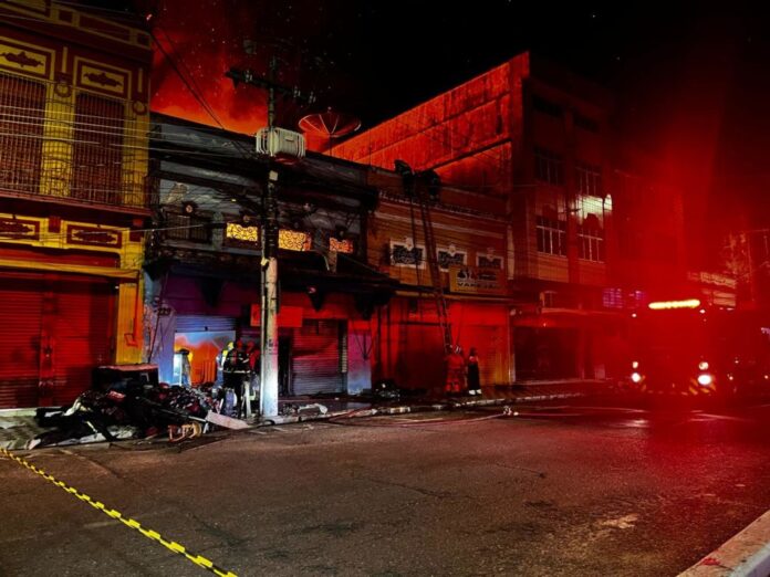 Equipe de Bombeiros Contém Incêndio em Loja de Variedades