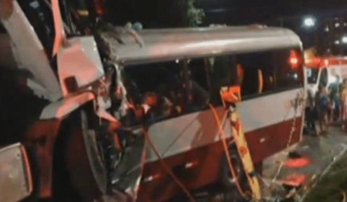 Carro Colide com Ônibus em Manaus