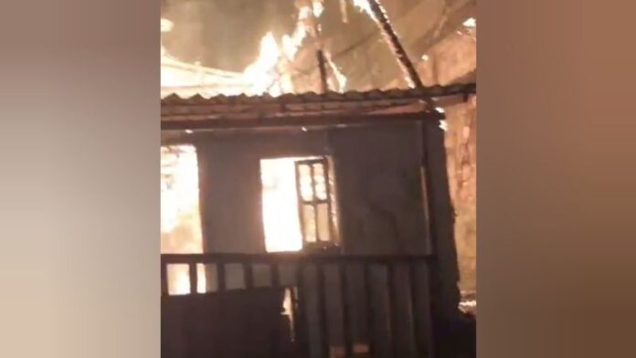 Incêndio em Casa Desabitada na Zona Oeste de Manaus