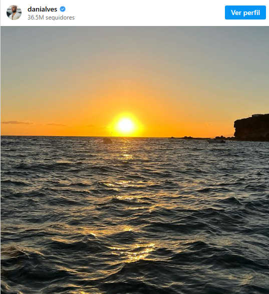 Daniel Alves volta ao Instagram