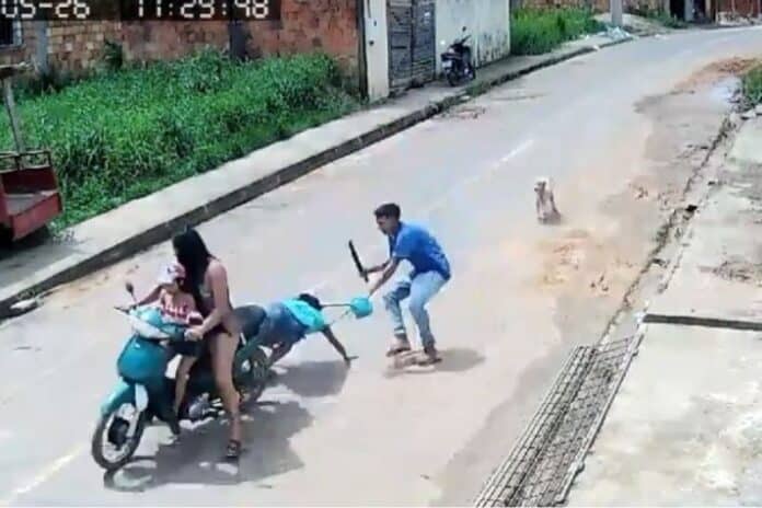 Homem Derruba Mulher e Bebê de Moto para Cometer Assalto