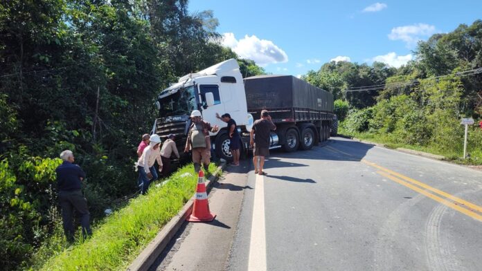 Colisão entre Caminhão e Carreta Bloqueia BR-174