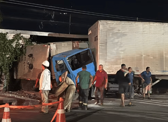 Acidente de caminhão e carreta em ferro-velho