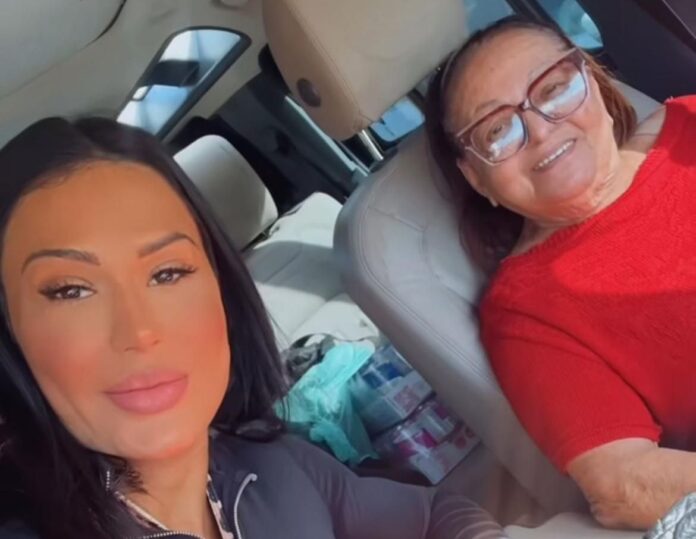 Gracyanne Barbosa Passeia com a Mãe de Belo