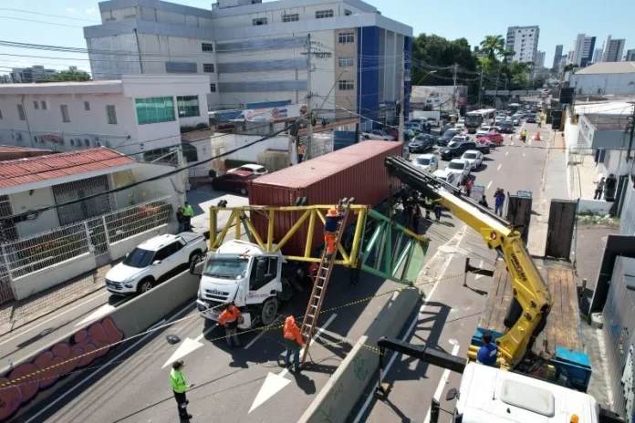 Carreta Bloqueia Trânsito em Manaus;