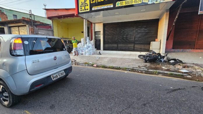 Motociclista Colide com Carro na Contramão