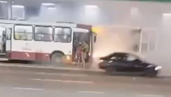 Ônibus pega fogo em Manaus e causa pânico