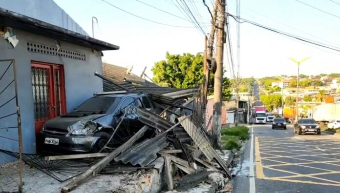 Carreta Atinge Casa em Manaus