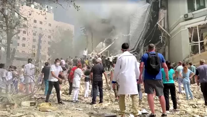 Bombardeio russo destrói hospital em Kiev