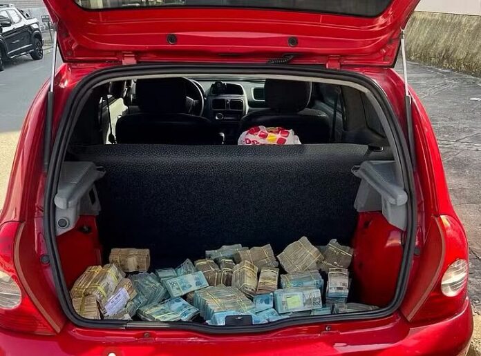 Carro abandonado com R$ 1 milhão