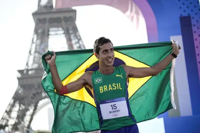 Caio Bonfim conquista prata na marcha atlética