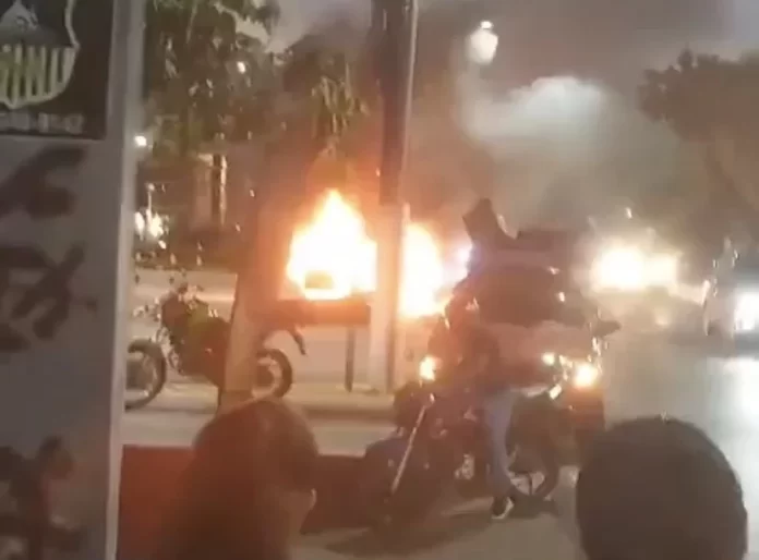 Carro destruído por incêndio na Efigênio Sales, Manaus