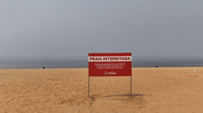 Praia da Ponta Negra interditada devido à seca