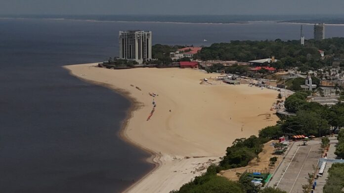 Nível do Rio Negro Ameaça Interdição de Praia em Manaus