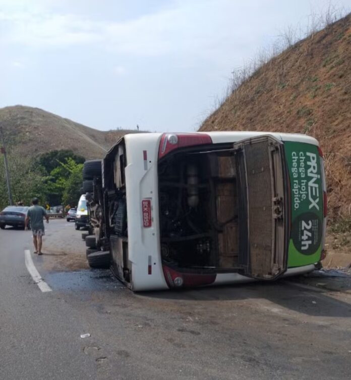 Ônibus de time tomba na Serra e deixa 3 mortos