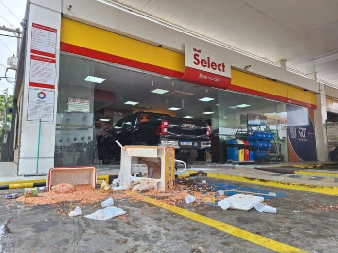 Carro Invade Loja em Manaus