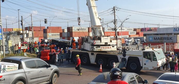 Motorista morre após contêiner tombar em Manaus