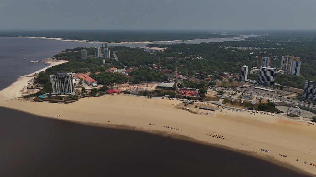 Praia da Ponta Negra interditada devido à seca