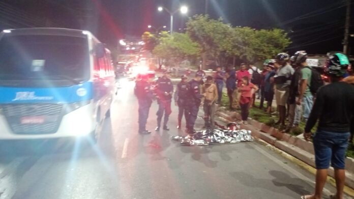 Motocicleta é atingida por carro na Avenida Noel Nutels, e motorista foge do local