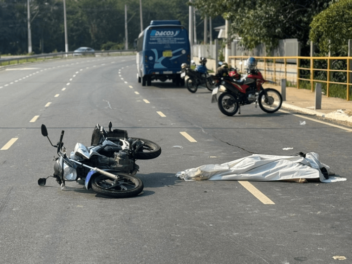 Acidente fatal entre moto e micro-ônibus em Manaus