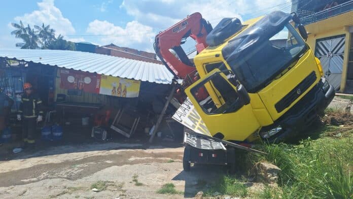 Mulher morre em acidente com caminhão