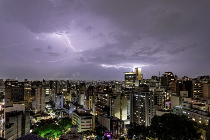 Chuvas em SP causam mortes.