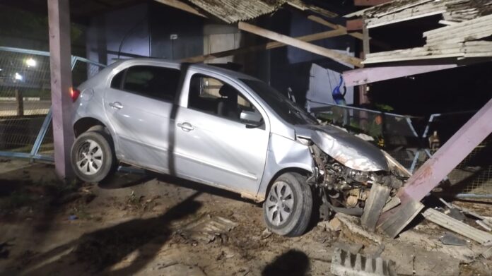 Carro invade floricultura em Manaus