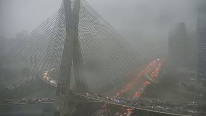 Temporal causa apagão e caos em SP