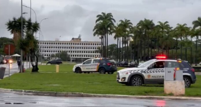 Explosões e operação antibombas na Praça dos Três Poderes