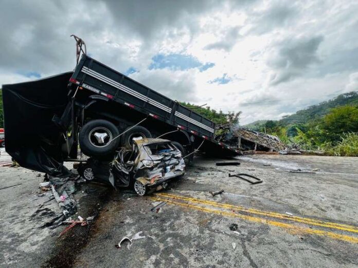 Acidente na BR-116 deixa 22 mortos