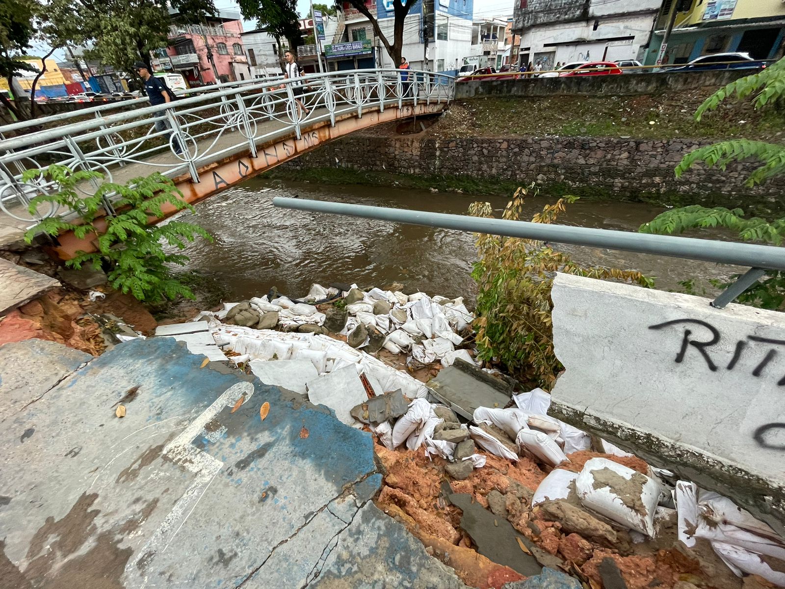 Avenida Brasil em risco após chuvas