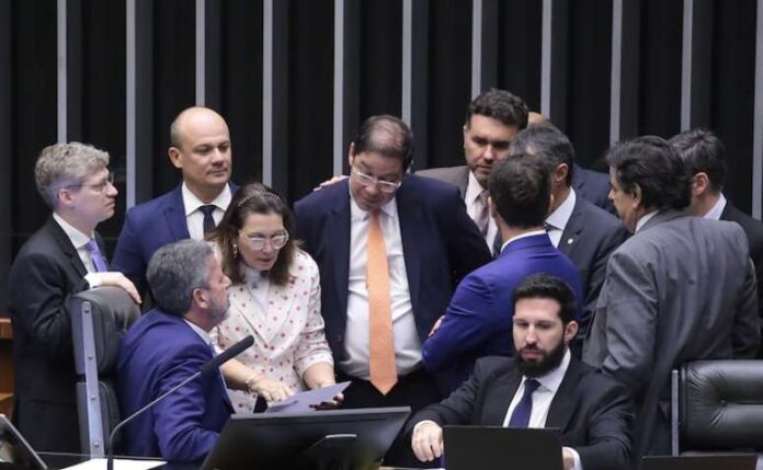 Câmara aprova limite ao salário mínimo