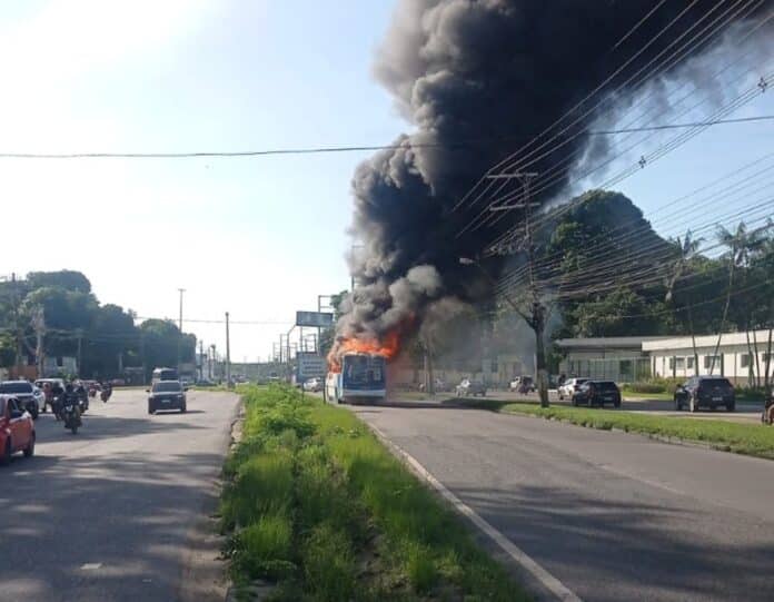 Incêndio ônibus Manaus