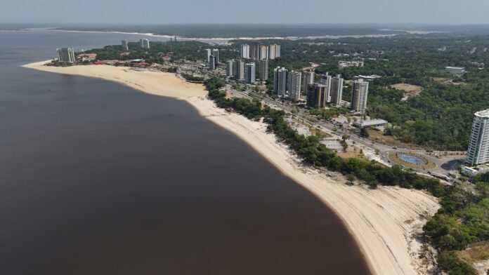 Rio Negro sobe Manaus