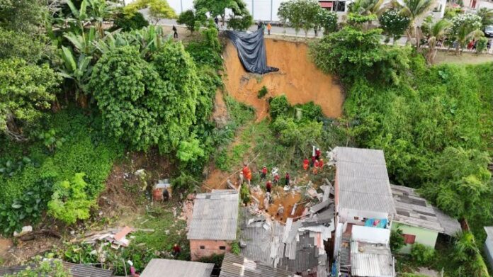 Luto por deslizamento no Bairro Redenção em Manaus