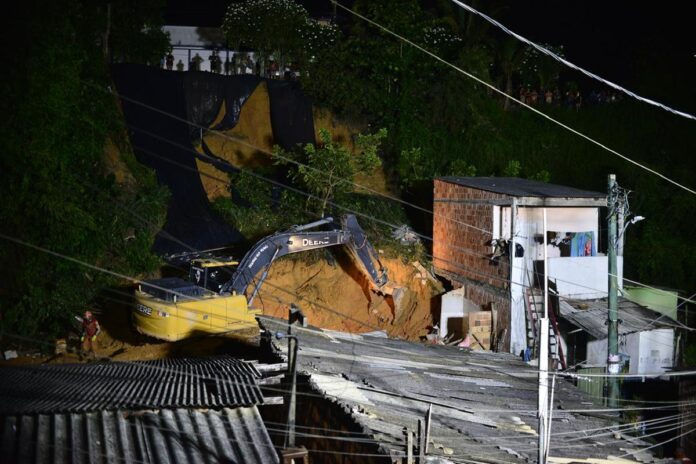 Pai e filha vítimas de deslizamento em Manaus