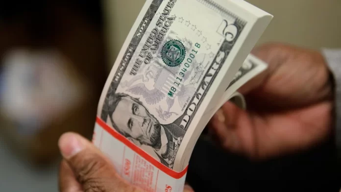 Dólar cai 1,11% e atinge R$ 6,04