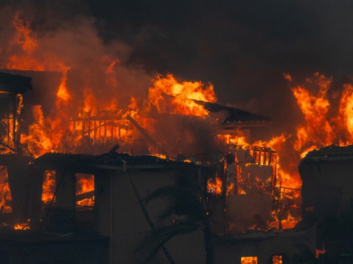 Incêndio força evacuação Califórnia