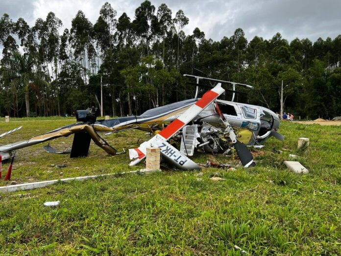 Queda de helicóptero em Penha SC