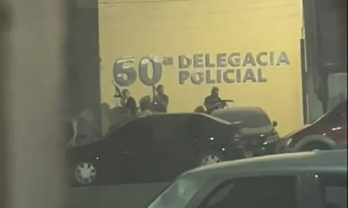 Bandidos invadem delegacia RJ