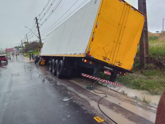 Carreta tomba em Manaus