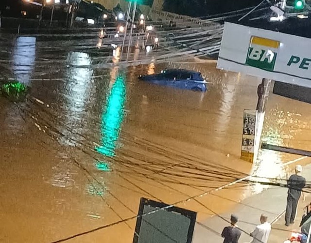 Jovem desaparece na enxurrada na Zona Sul de SP